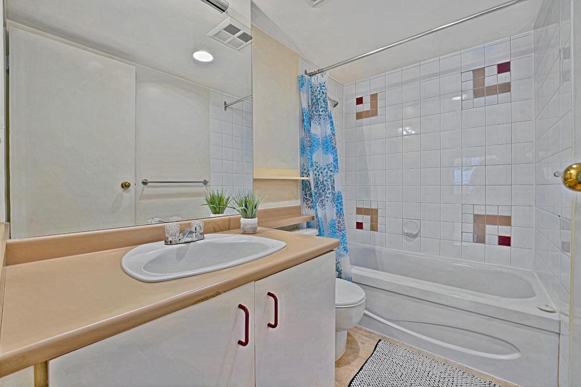 Apartment Prime Location Stylish Two-bedroom Overlooking Downtown *