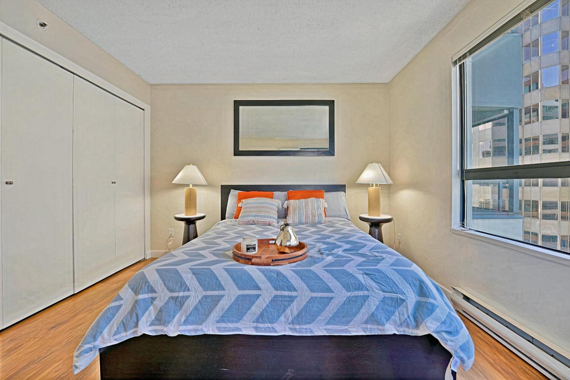 Prime Location Stylish Two-bedroom Overlooking Downtown Apartment Vancouver
