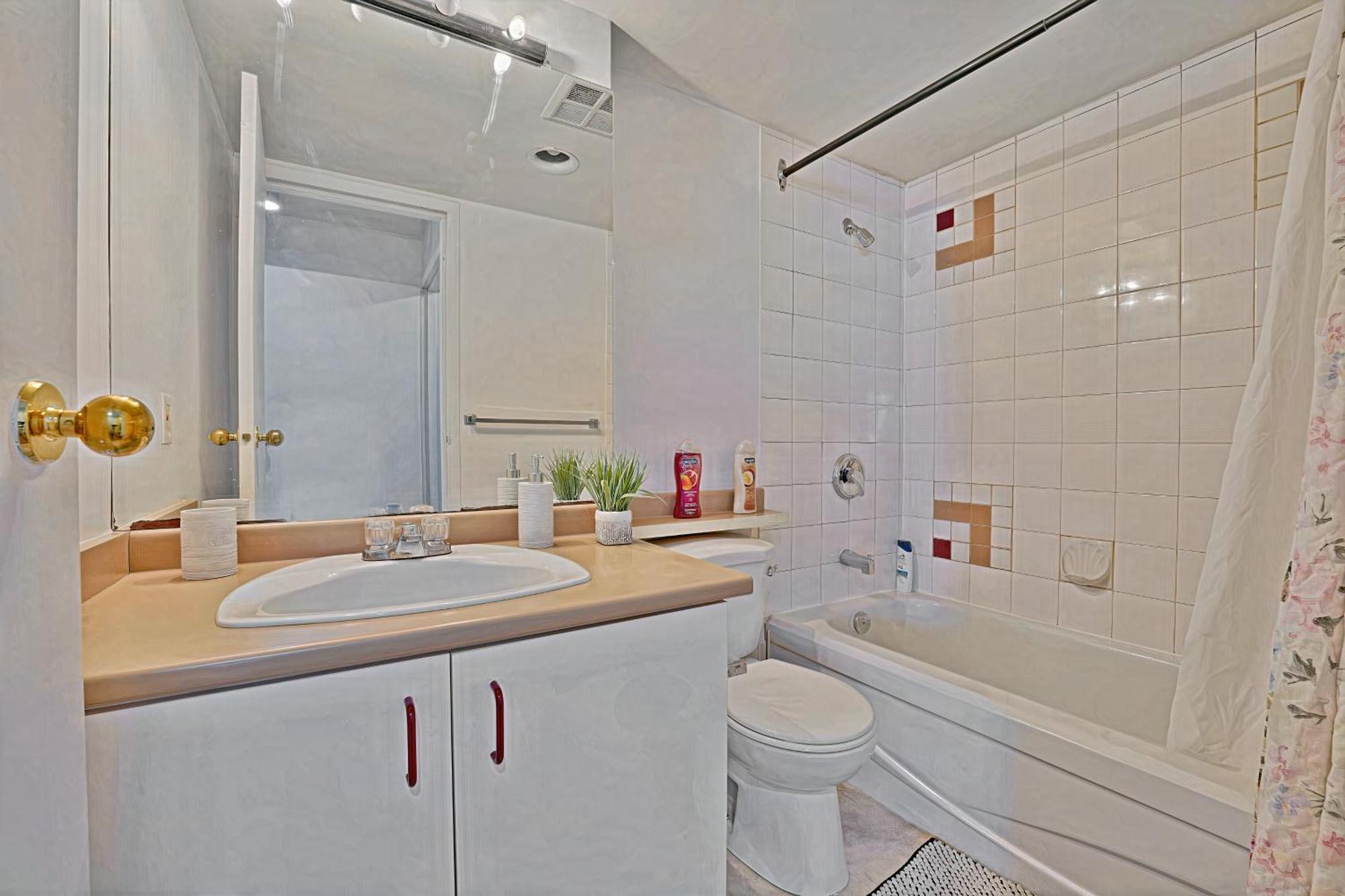Prime Location Stylish Two-bedroom Overlooking Downtown Vancouver