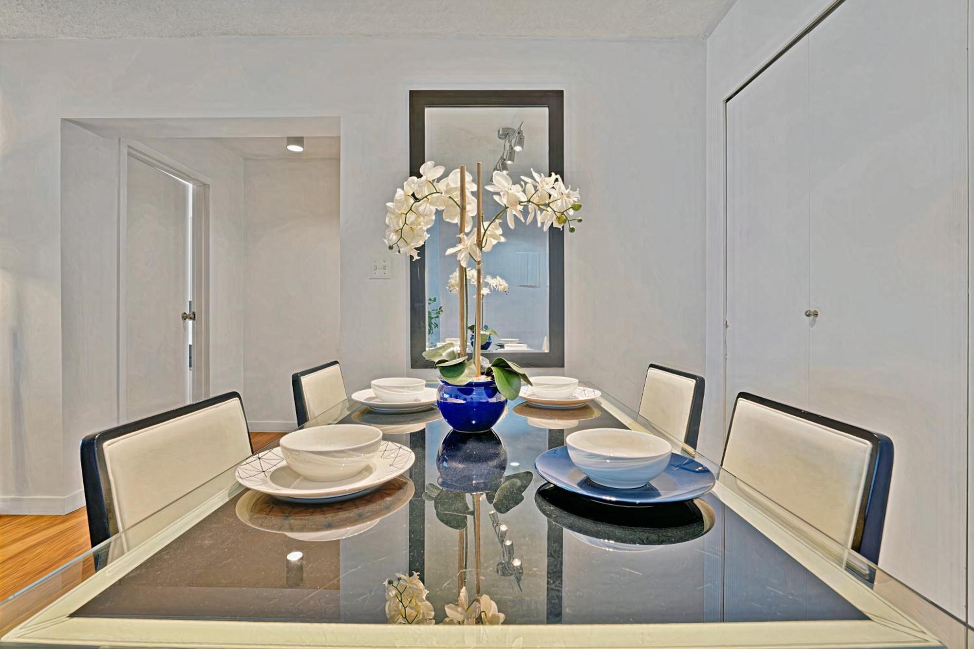 Prime Location Stylish Two-bedroom Overlooking Downtown * Vancouver