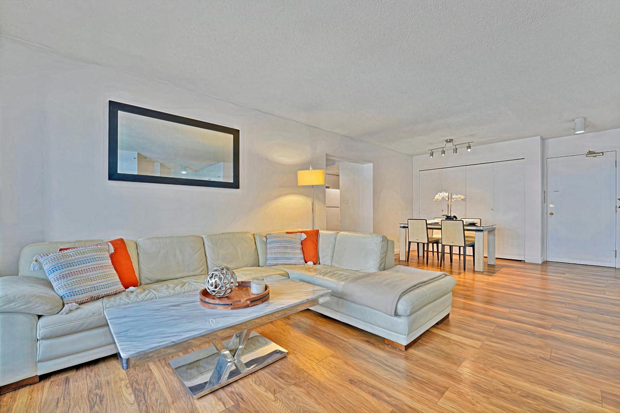 Prime Location Stylish Two-bedroom Overlooking Downtown