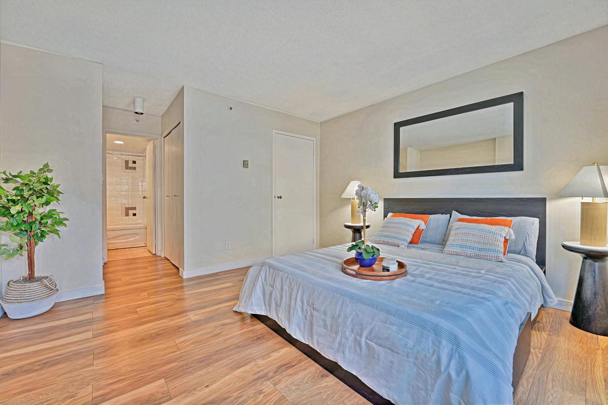 Prime Location Stylish Two-bedroom Overlooking Downtown Apartment