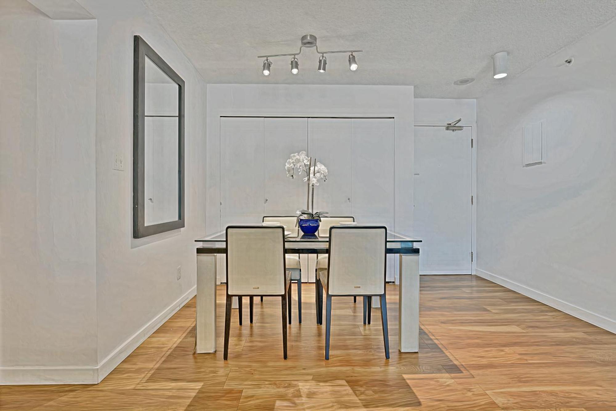 Apartment Prime Location Stylish Two-bedroom Overlooking Downtown *