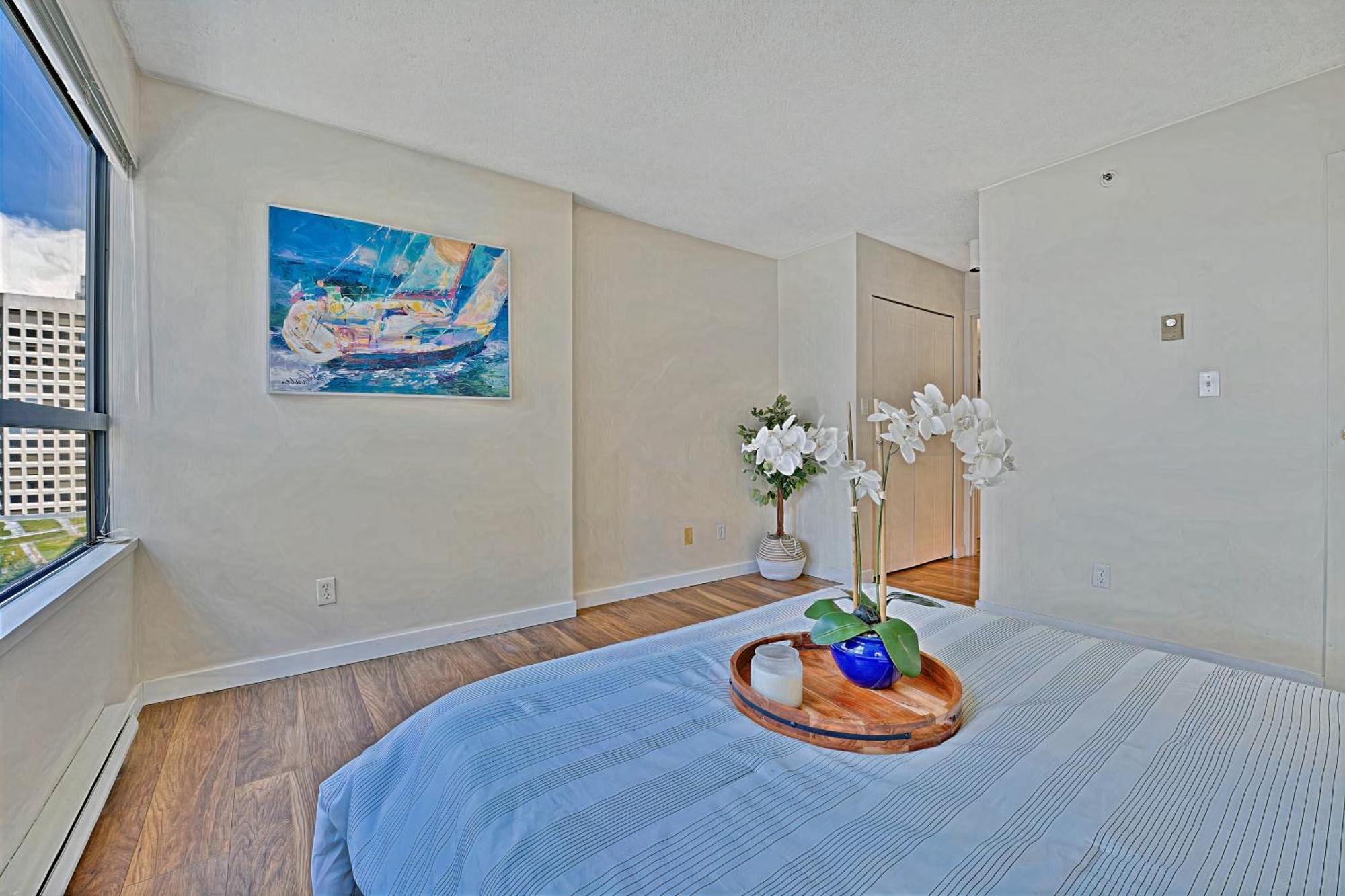 Apartment Prime Location Stylish Two-bedroom Overlooking Downtown *