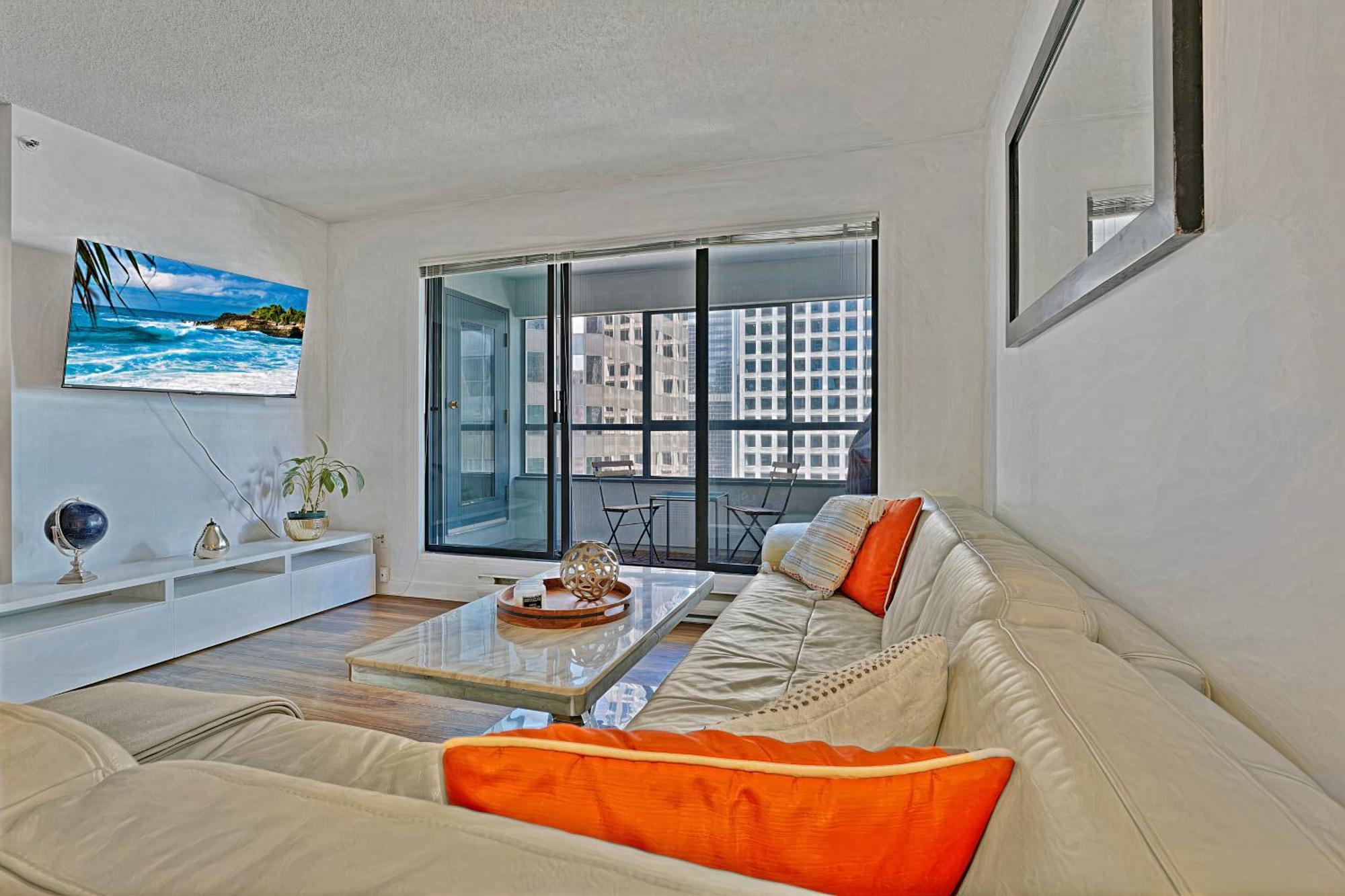 Apartment Prime Location Stylish Two-bedroom Overlooking Downtown