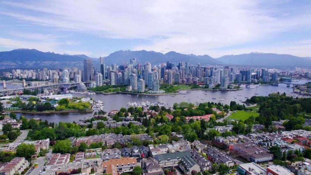 Billion Dollar Views In A Beautiful Fairview Slopes Heritage House Apartment