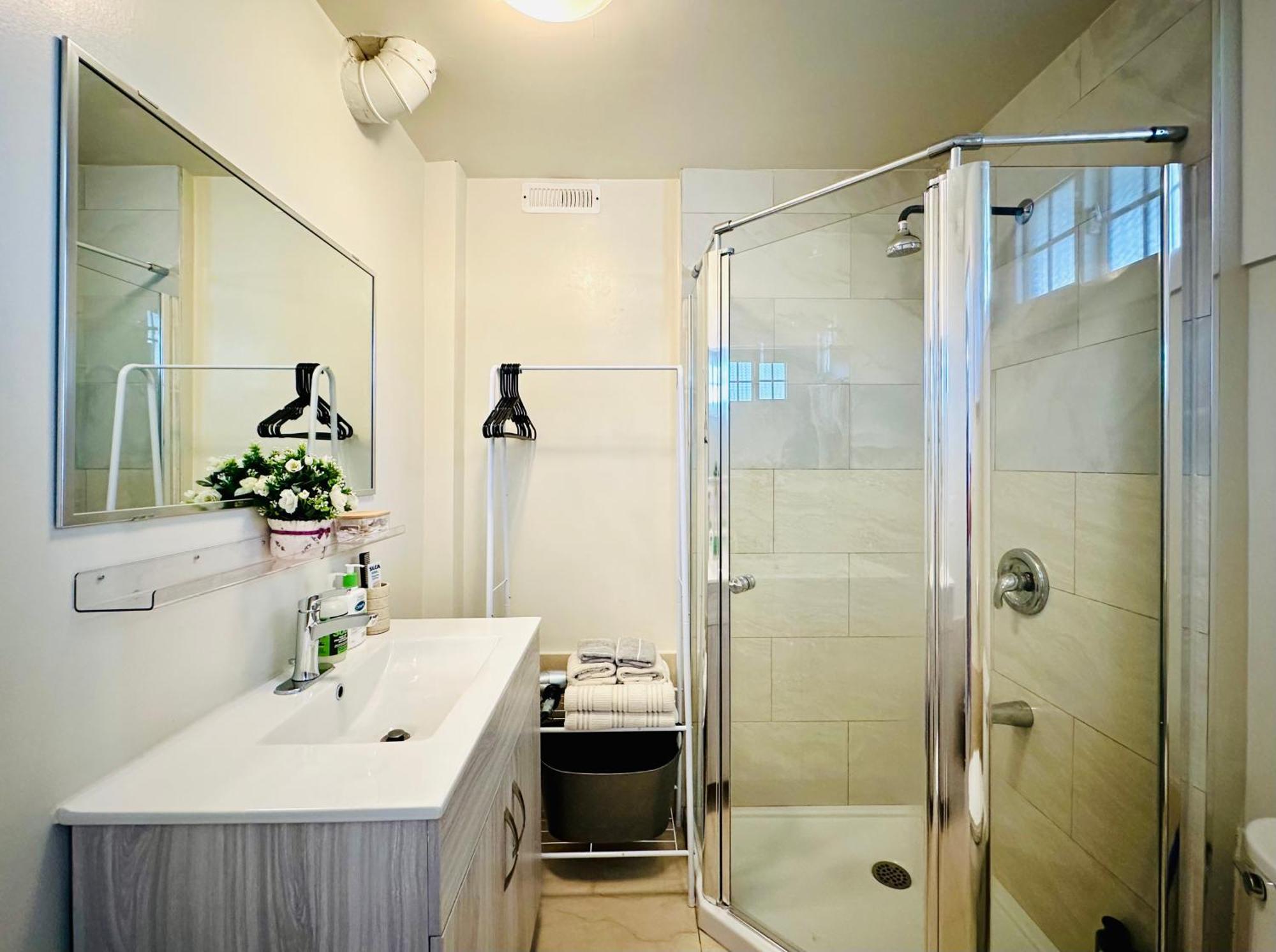 Guest house 2br 1ba Garden View Guest - King-size Bed - Free Parking Vancouver