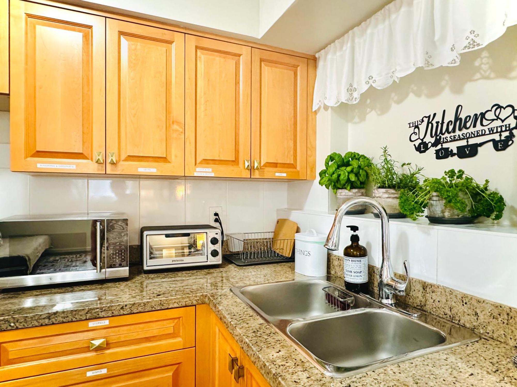 Guest house 2br 1ba Garden View Guest - King-size Bed - Free Parking Vancouver