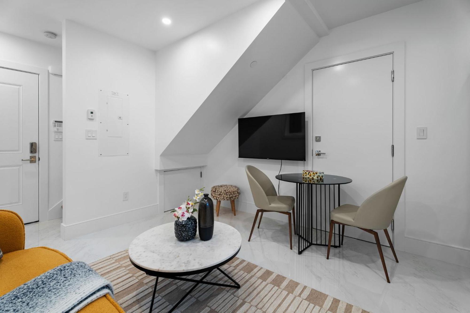 Brand New 2 Bedroom Point Grey Getaway Apartment