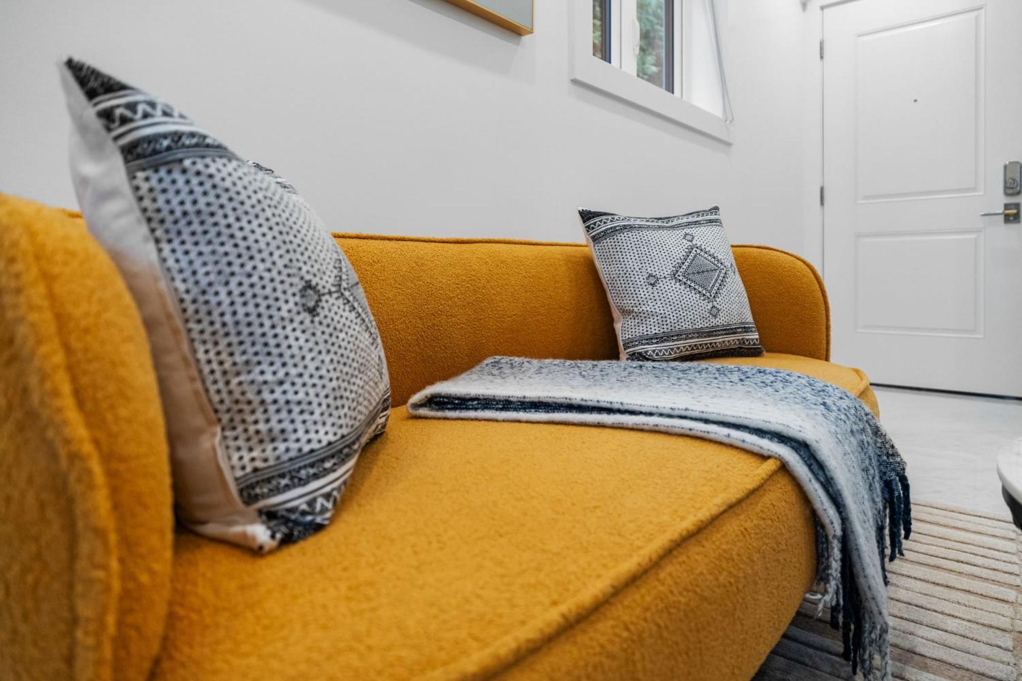Brand New 2 Bedroom Point Grey Getaway Apartment