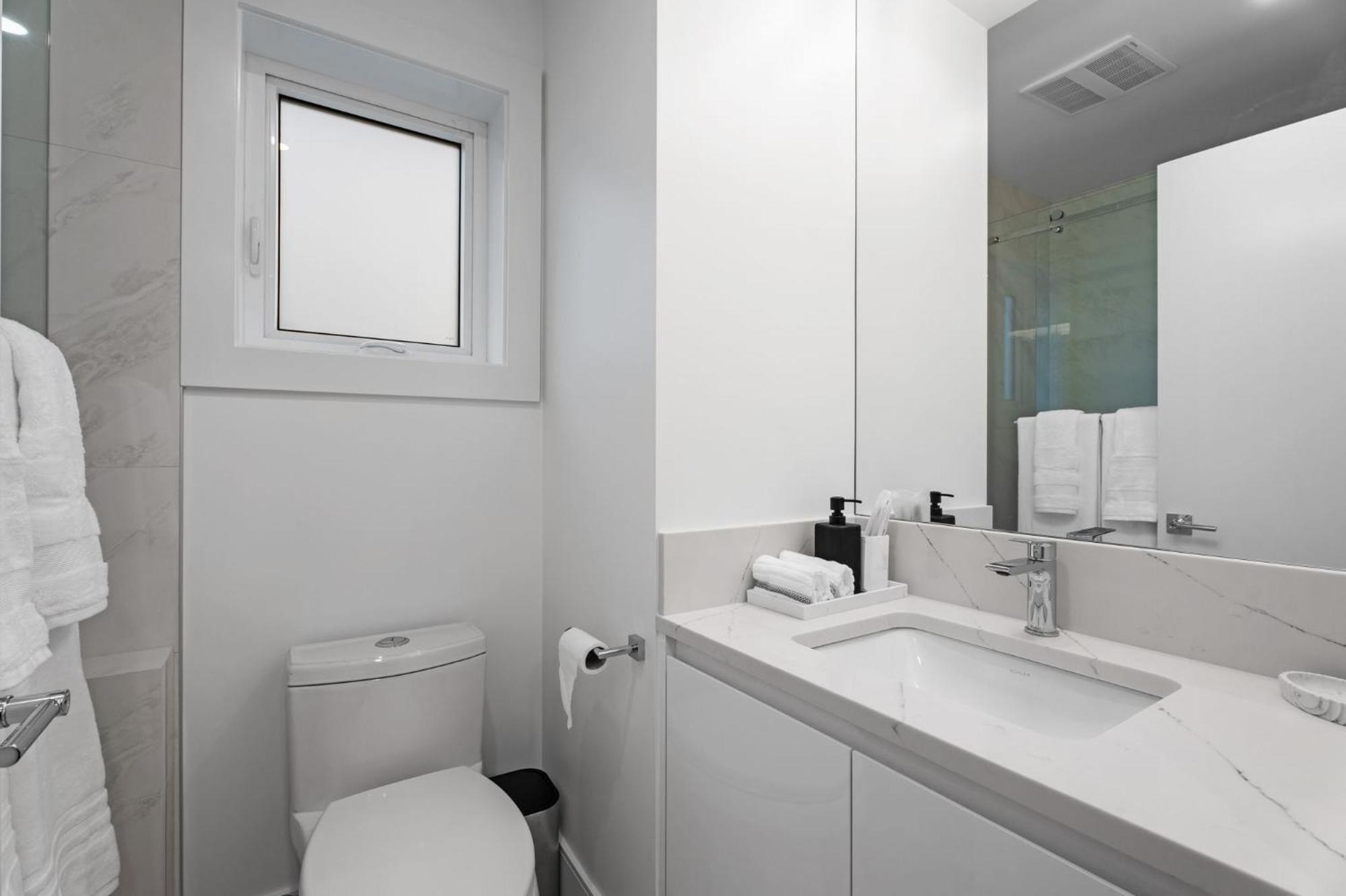 Apartment Brand New 2 Bedroom Point Grey Getaway