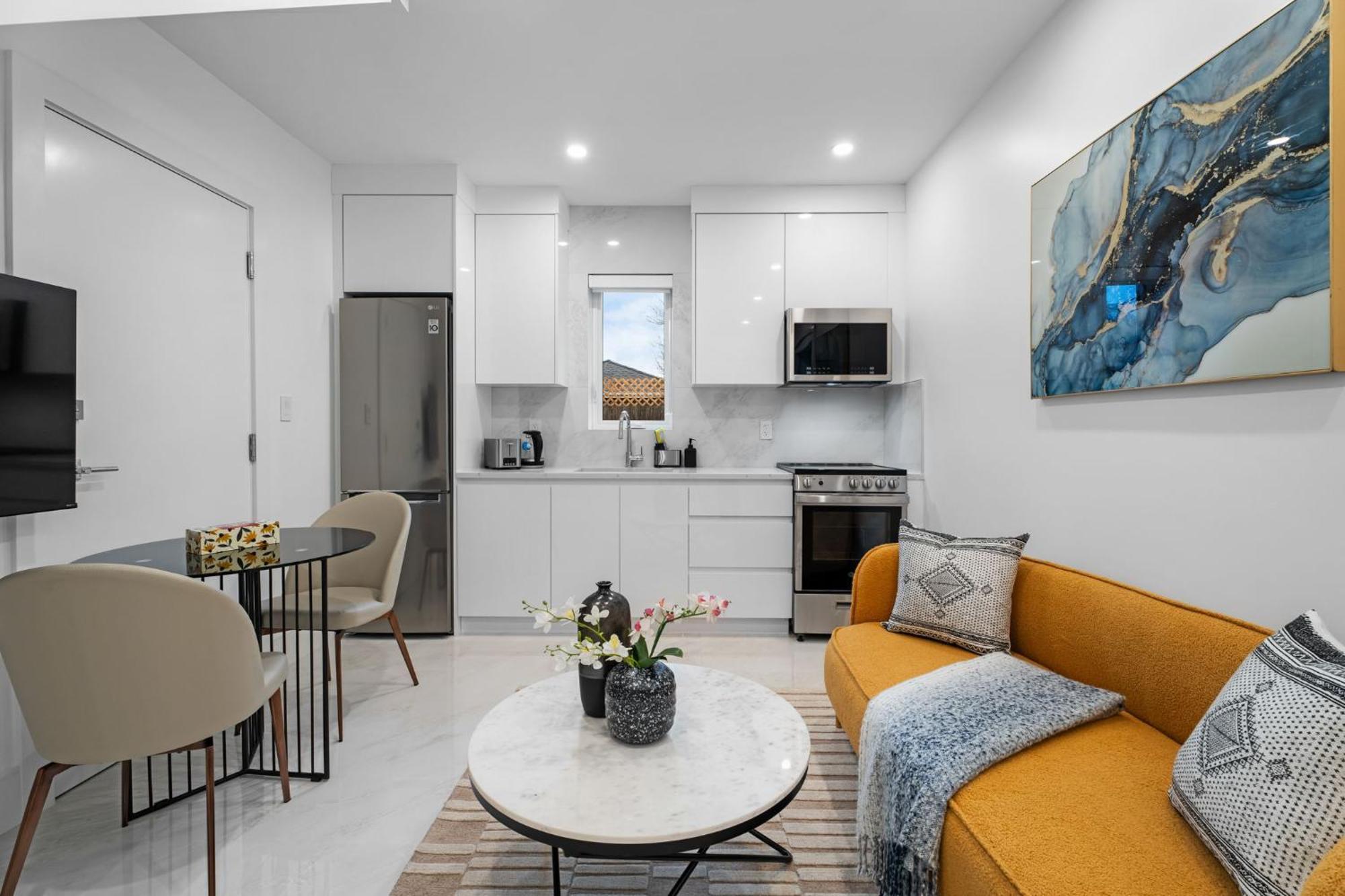 Brand New 2 Bedroom Point Grey Getaway *