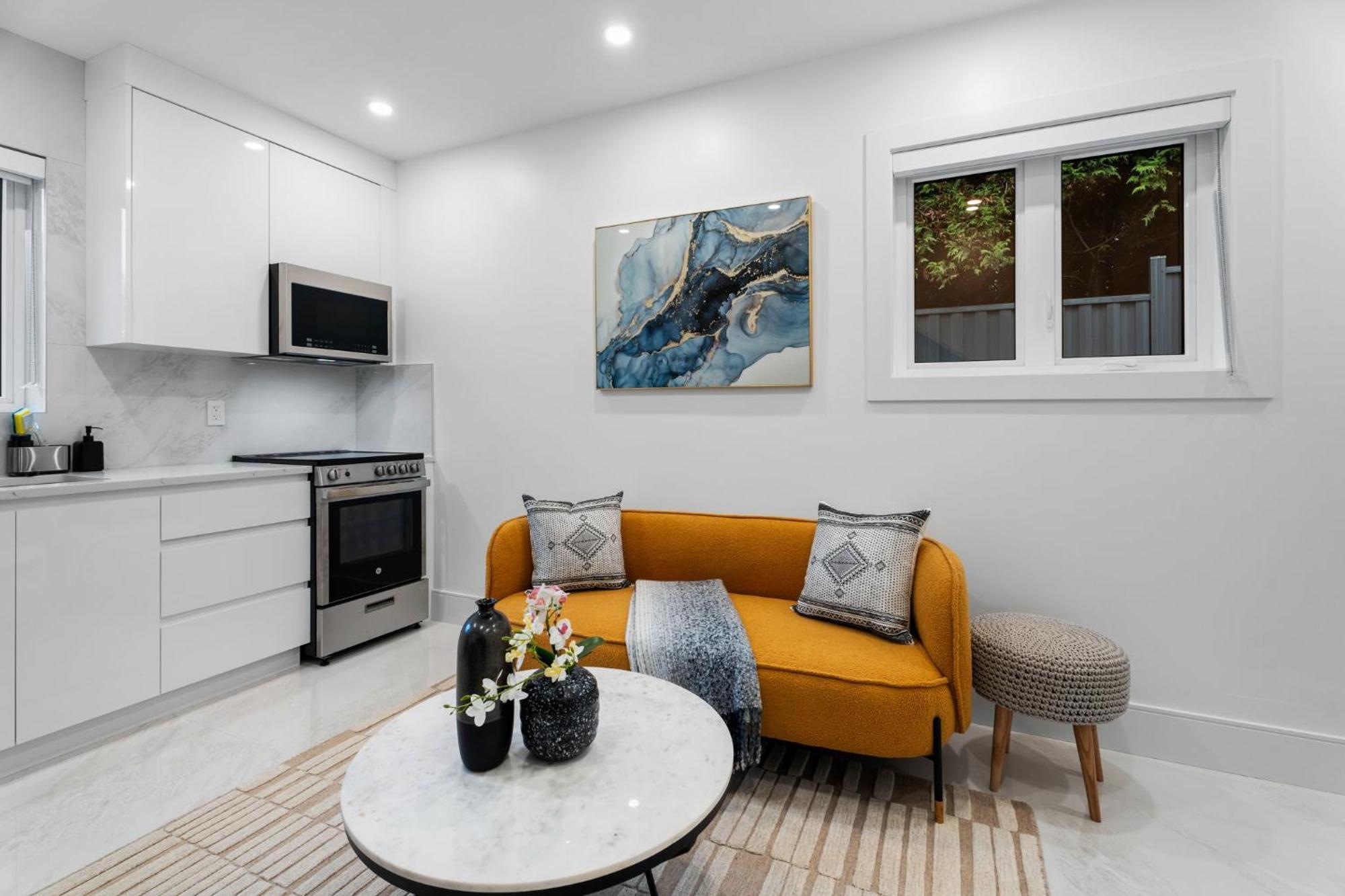 Brand New 2 Bedroom Point Grey Getaway Apartment