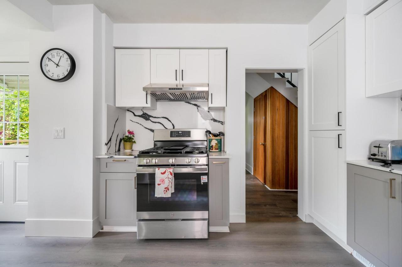 Charming Garden Retreat In Prime Van Location *