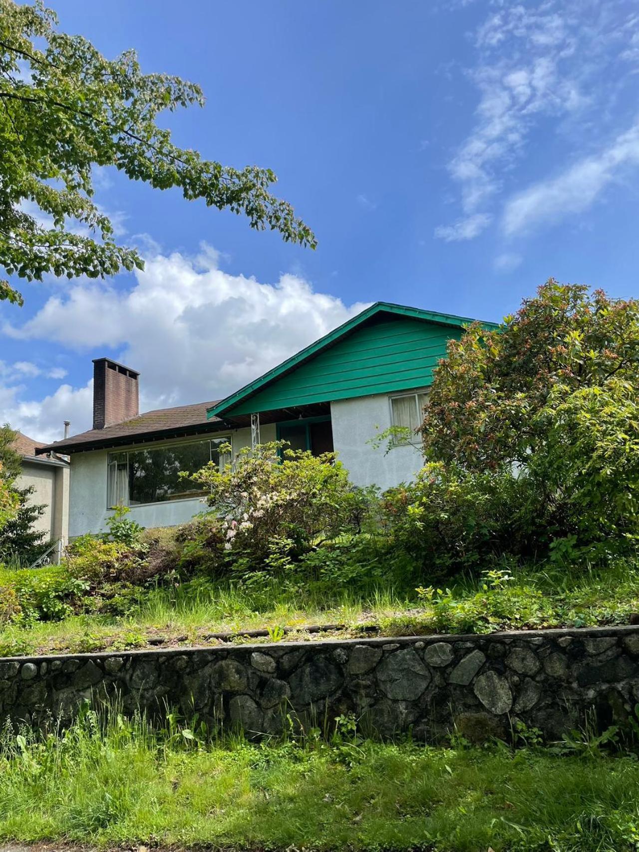 House In West * Vancouver