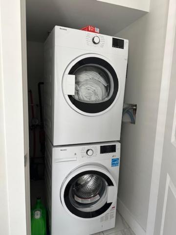 Bright And Cozy Modern In - To Yvr-downtown - Free Private Parking * Vancouver