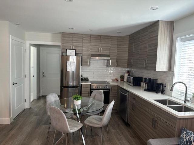 Bright And Cozy Modern In - To Yvr-downtown - Free Private Parking