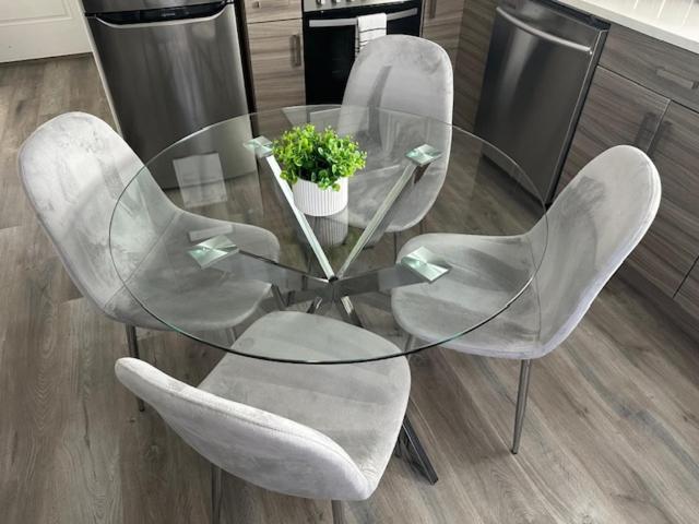 Bright And Cozy Modern In - To Yvr-downtown - Free Private Parking *