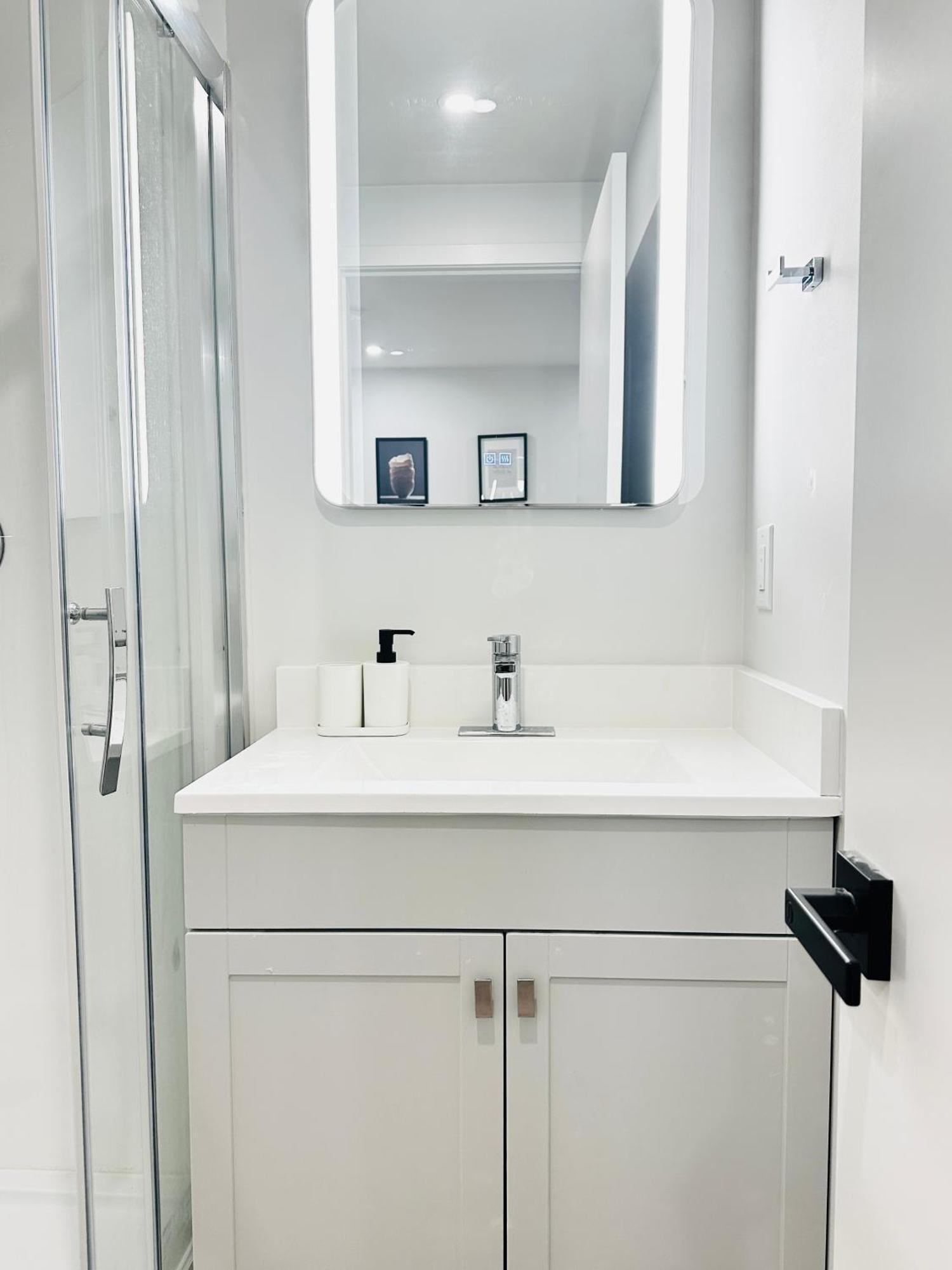 Guest house Modern New Private Bathroom Suite, 8mins To Ubc& 15mins To Downtown