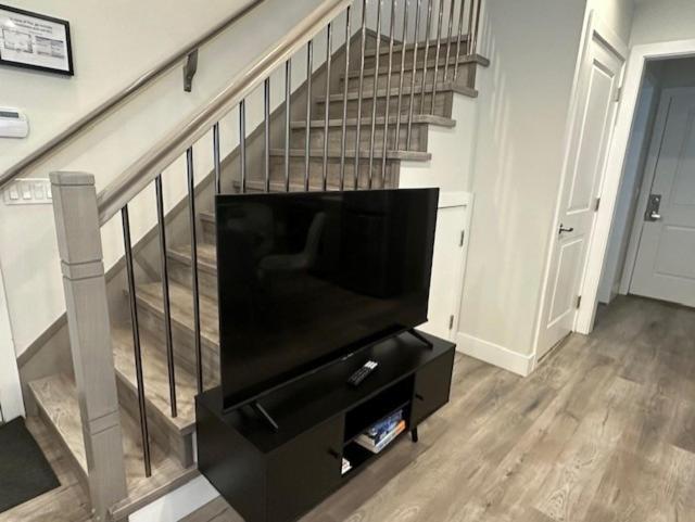Bright And Cozy Modern In - To Yvr-downtown - Free Private Parking *