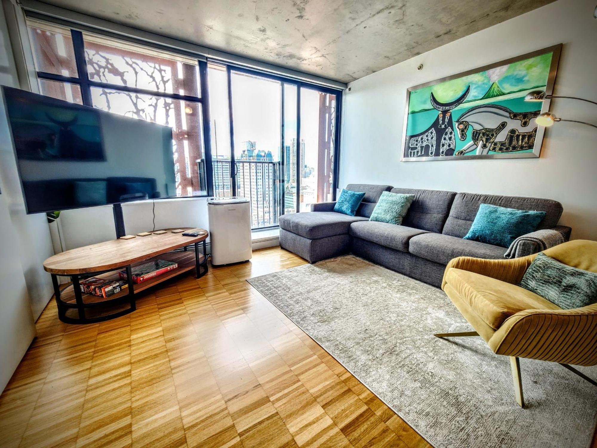 Luxury Downtown Apartment *