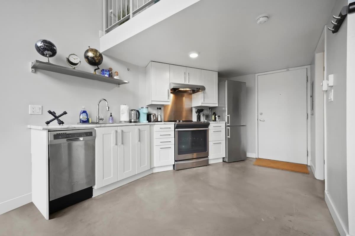 Apartment One Of A Kind Loft In Gastown With Free Parking