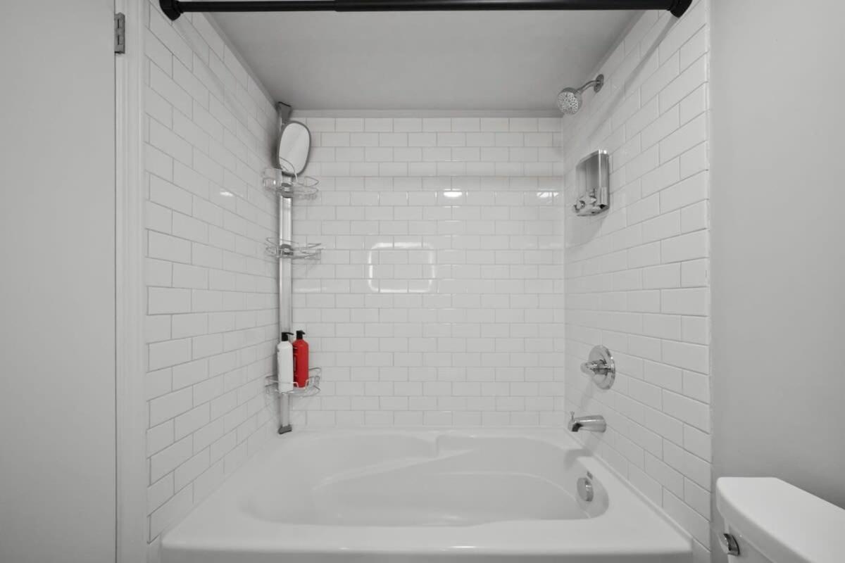Apartment One Of A Kind Loft In Gastown With Free Parking *