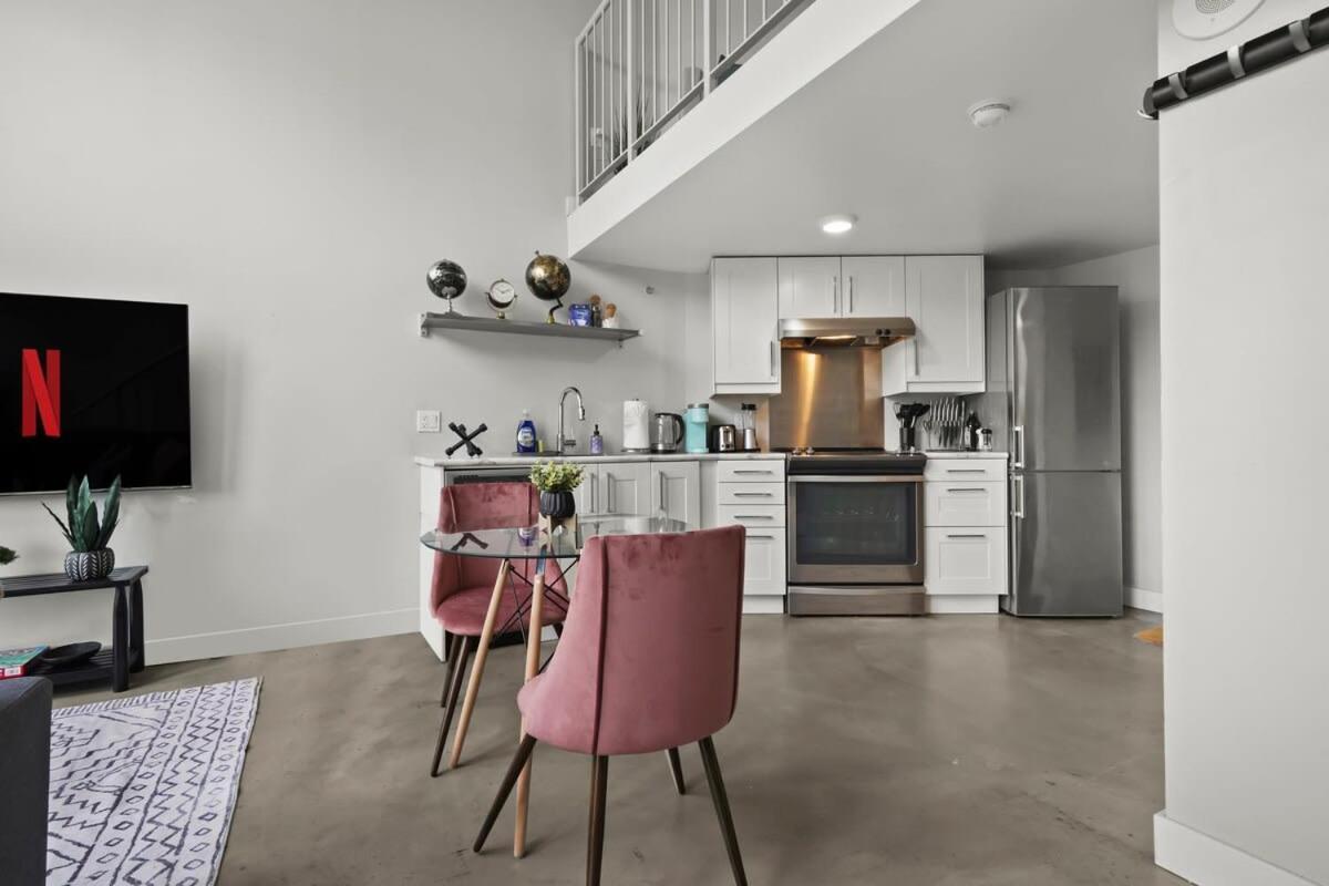 One Of A Kind Loft In Gastown With Free Parking * Vancouver