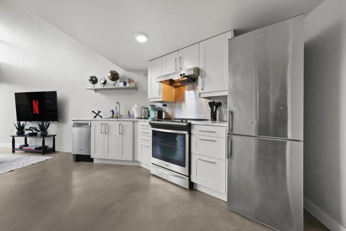 One Of A Kind Loft In Gastown With Free Parking *