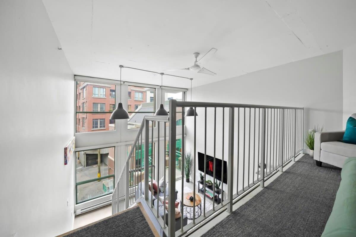 Apartment One Of A Kind Loft In Gastown With Free Parking