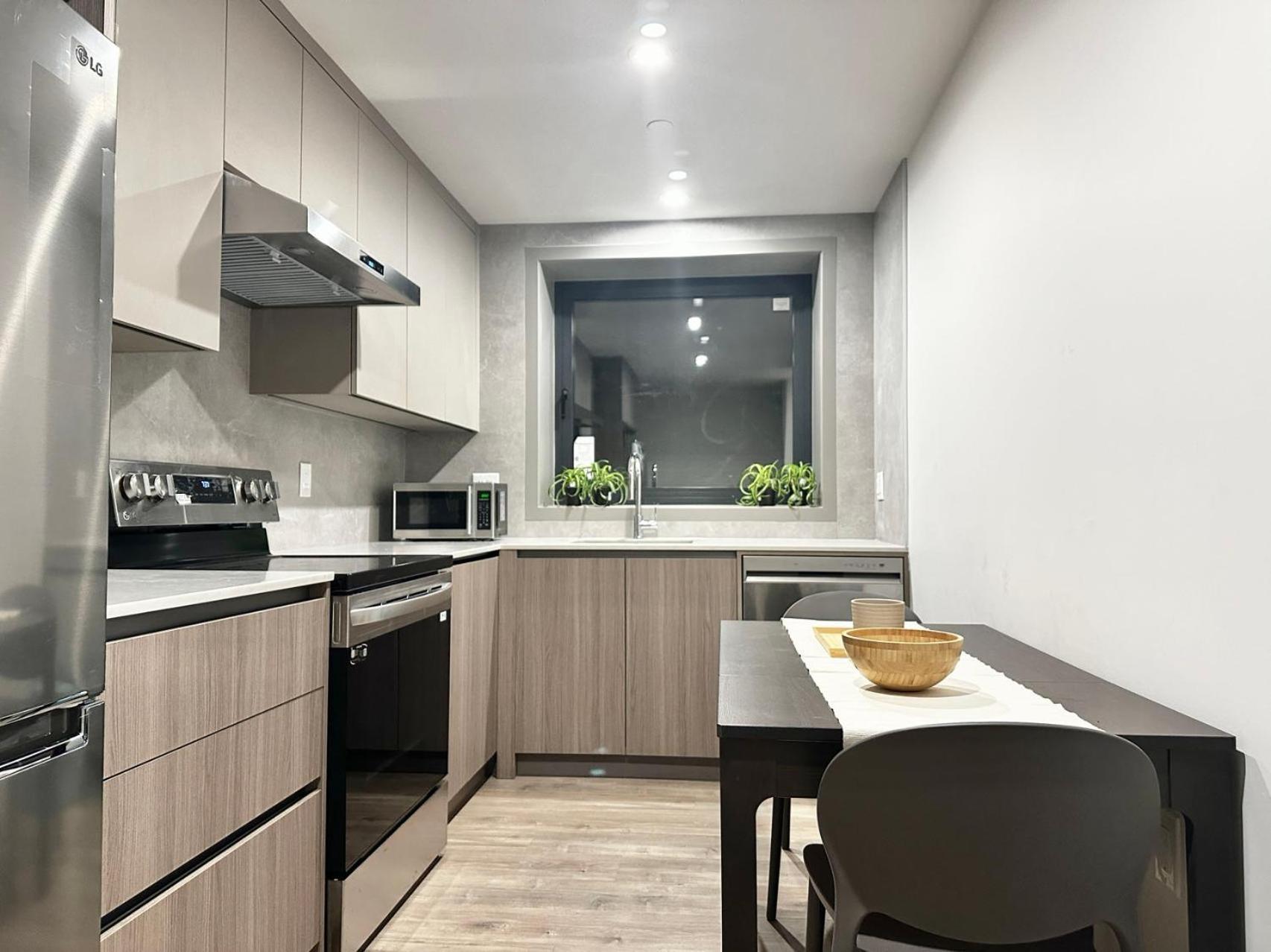 New With Private Bathroom 10 Mins To Ubc Guest house *