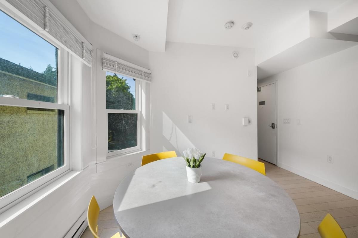 Cozy In Trendy West End Dt With Free Parking Apartment *