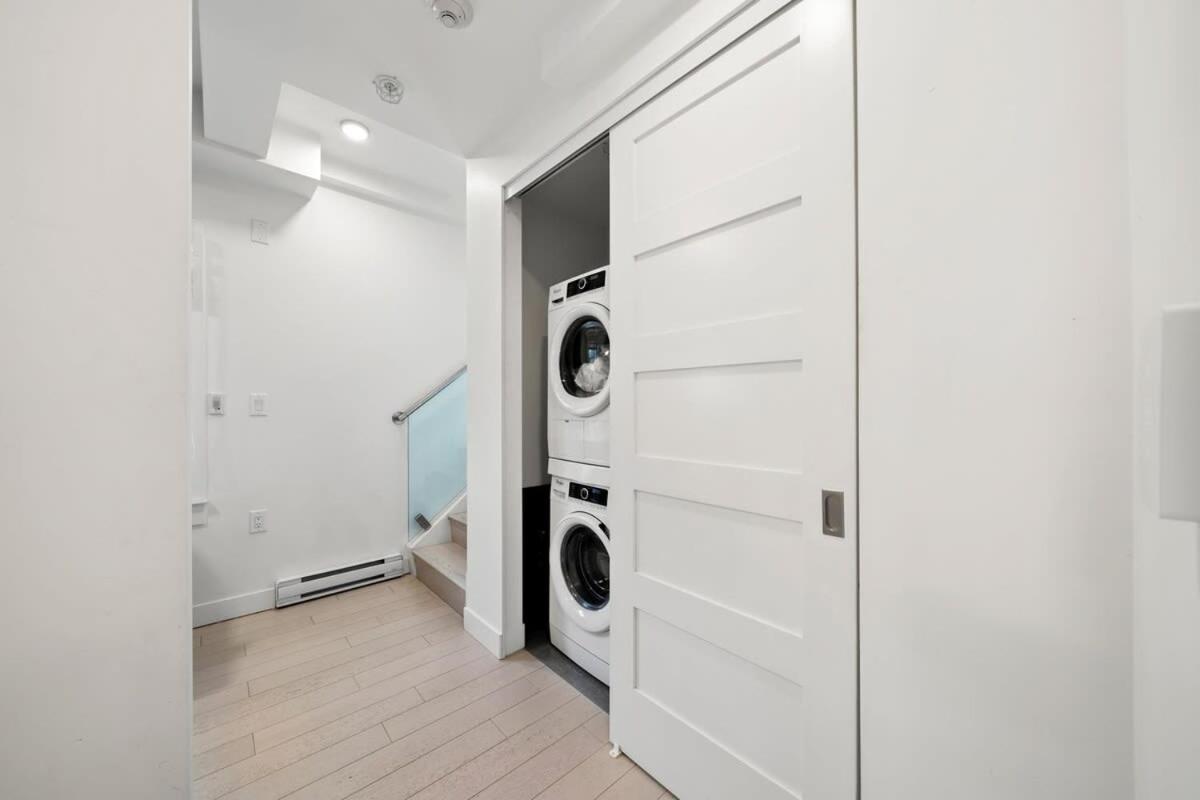 Cozy In Trendy West End Dt With Free Parking Apartment Vancouver