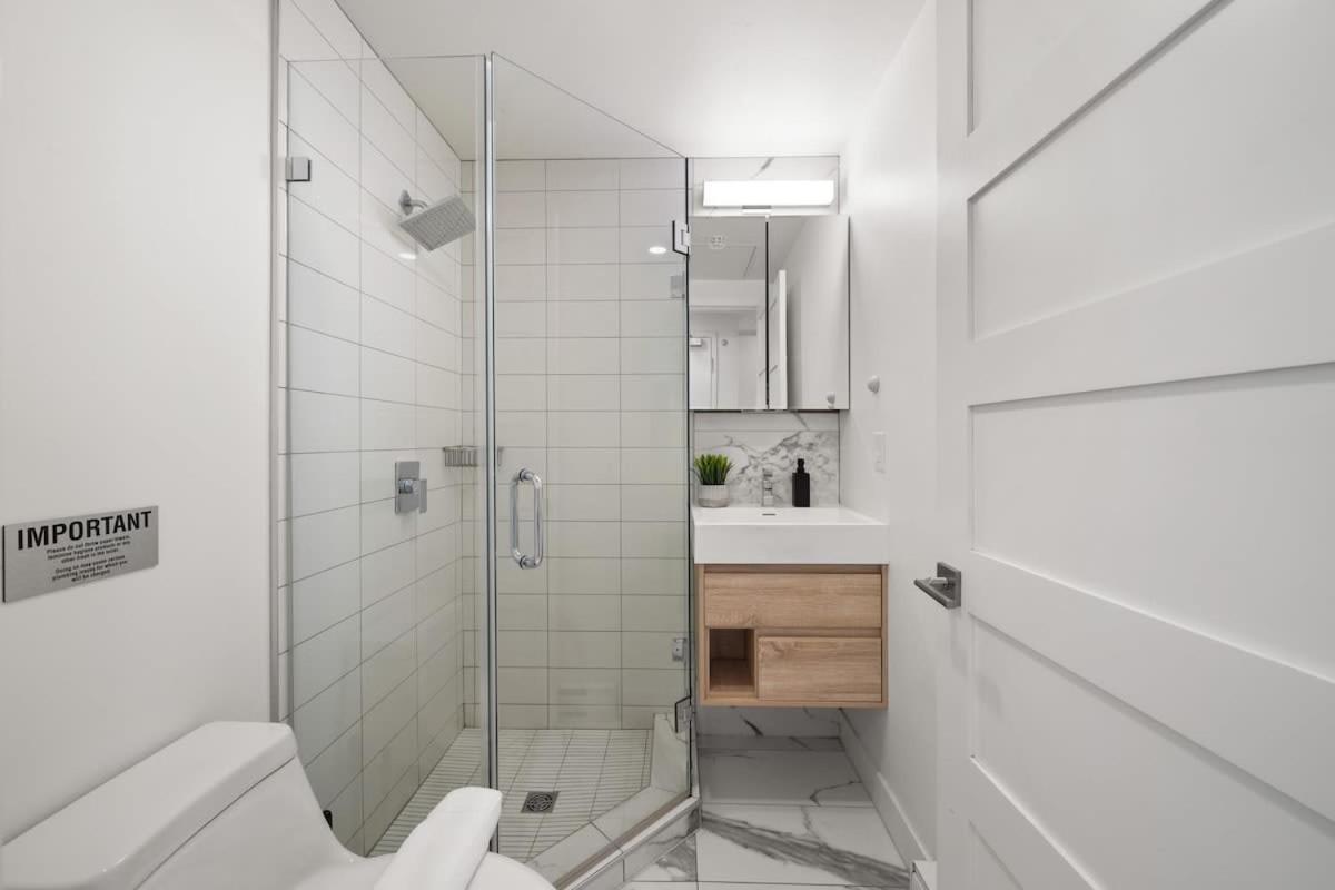 Cozy In Trendy West End Dt With Free Parking Apartment Vancouver