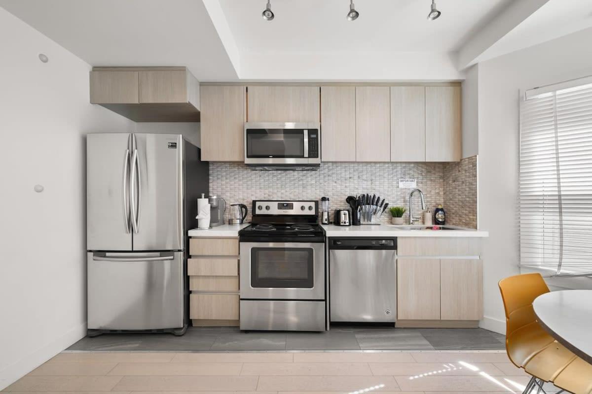 Cozy In Trendy West End Dt With Free Parking Apartment Vancouver
