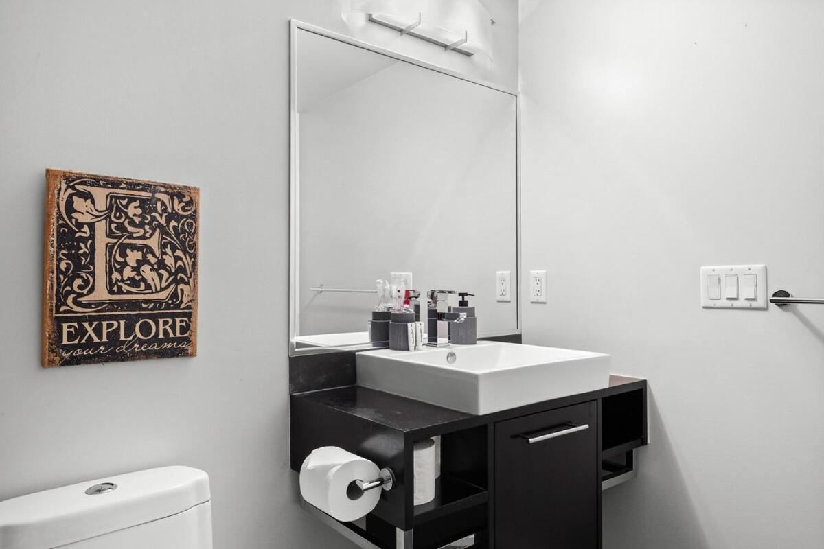 Elegance Meets Comfort Downtown With Free Parking Apartment Vancouver