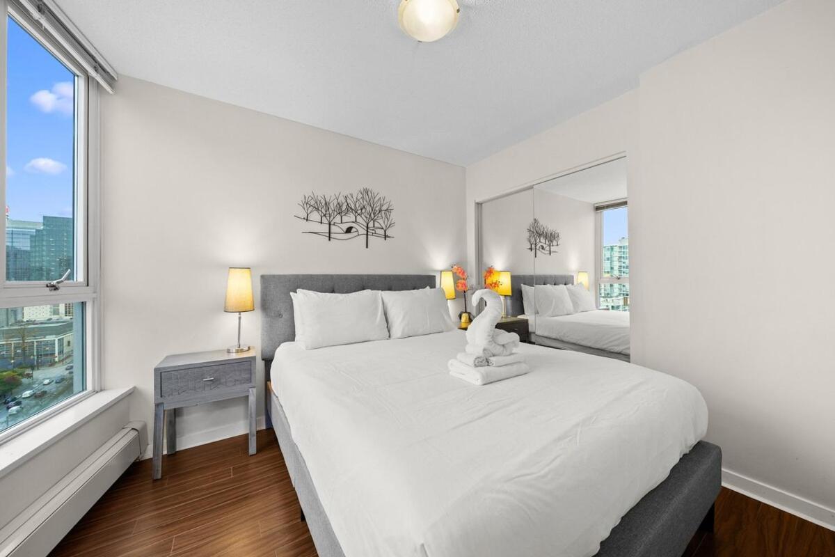 Elegance Meets Comfort Downtown With Free Parking *