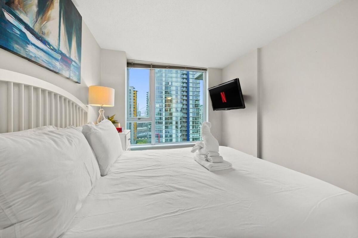 Elegance Meets Comfort Downtown With Free Parking Apartment