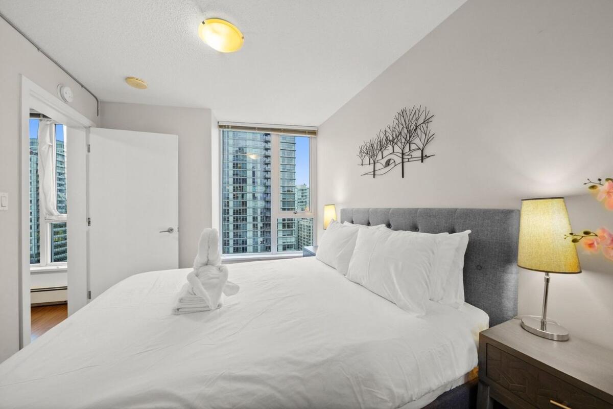 Apartment Elegance Meets Comfort Downtown With Free Parking