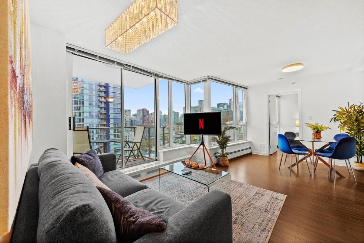 Elegance Meets Comfort Downtown With Free Parking * Vancouver