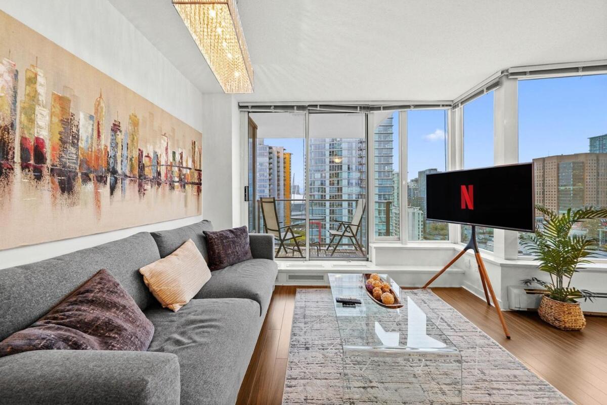 Apartment Elegance Meets Comfort Downtown With Free Parking Vancouver