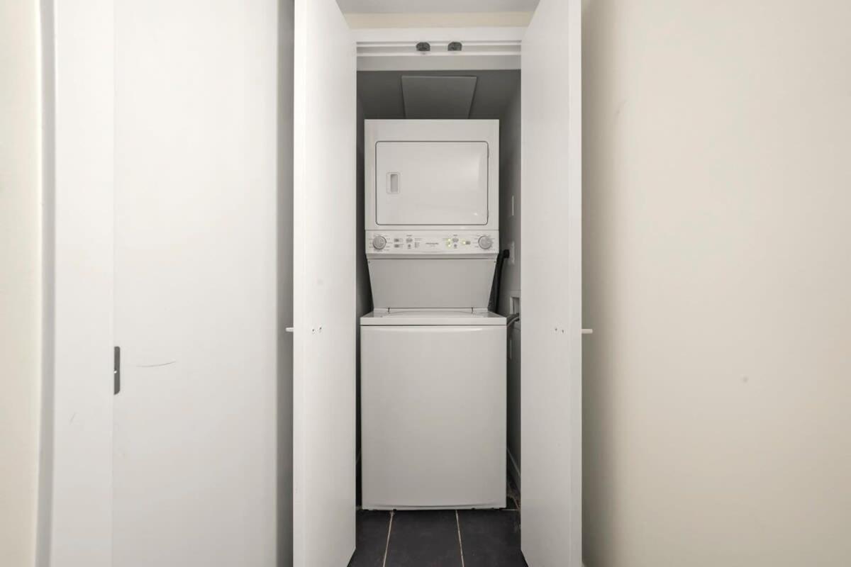 Dazzling By Stadium Downtown With Free Parking Holiday home *