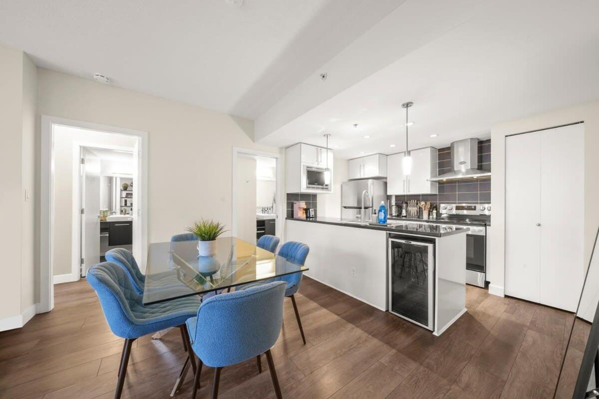 Dazzling By Stadium Downtown With Free Parking Holiday home Vancouver