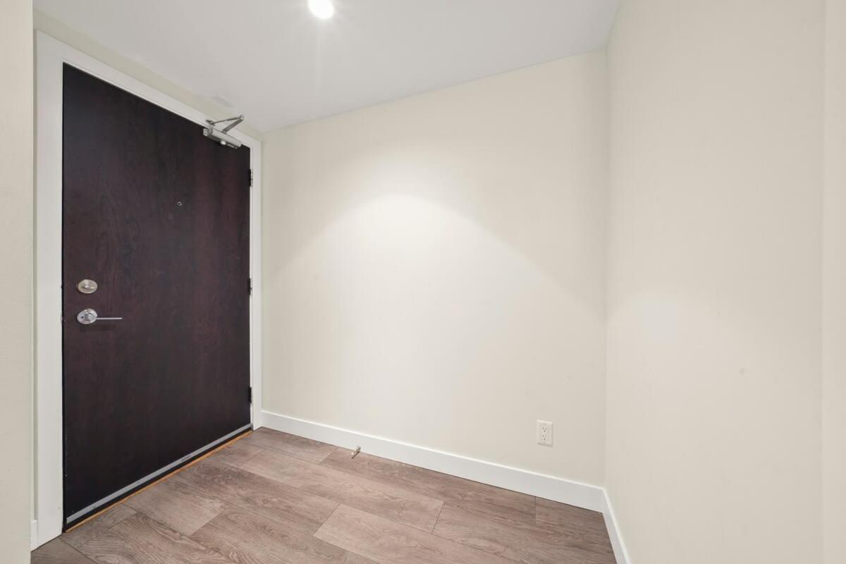 Holiday home Dazzling By Stadium Downtown With Free Parking Vancouver