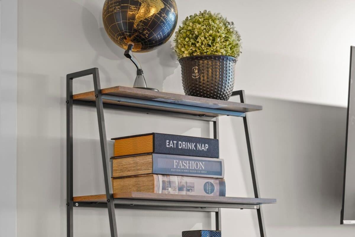 Dazzling By Stadium Downtown With Free Parking Holiday home Vancouver