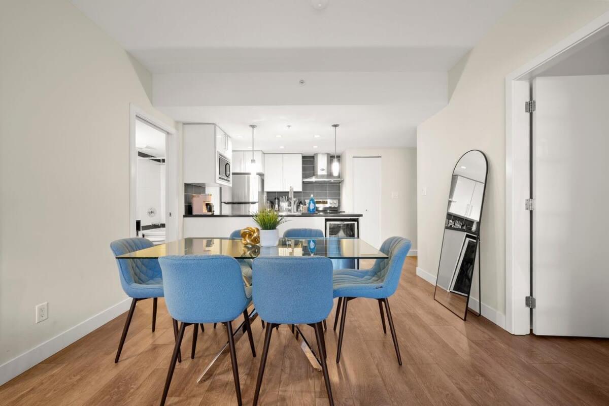 Holiday home Dazzling By Stadium Downtown With Free Parking