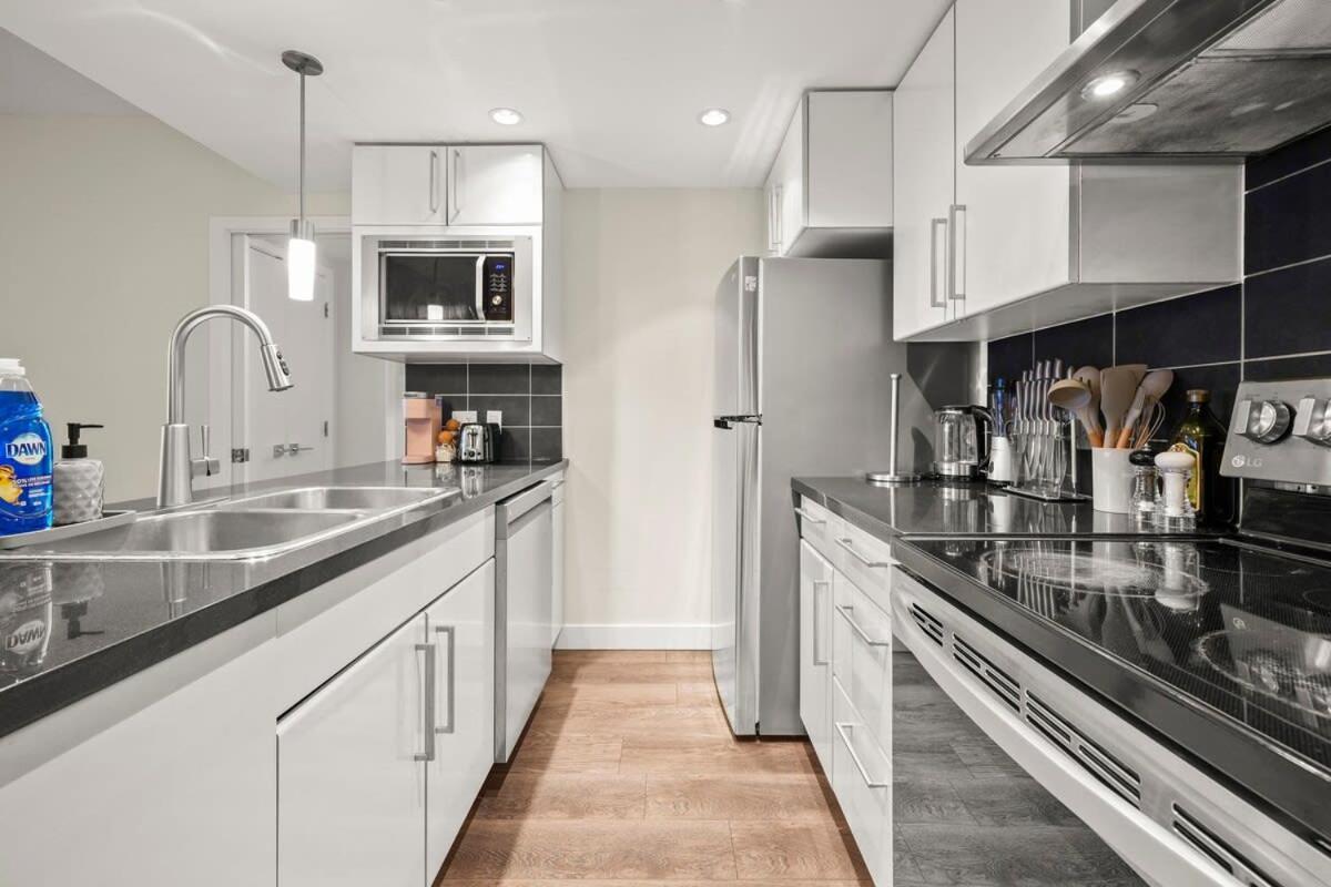Dazzling By Stadium Downtown With Free Parking Holiday home *