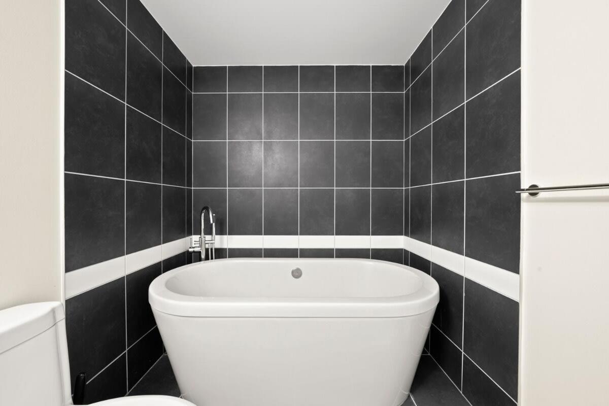 Holiday home Dazzling By Stadium Downtown With Free Parking *