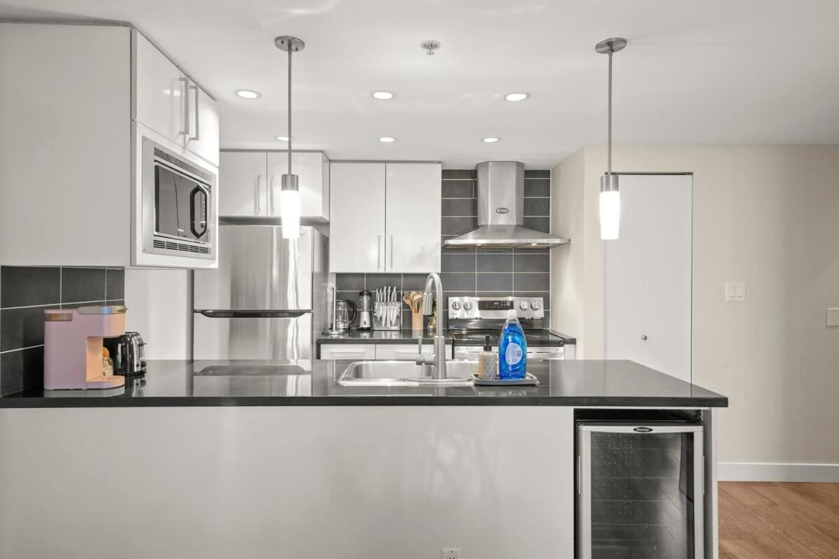 Dazzling By Stadium Downtown With Free Parking Holiday home Vancouver