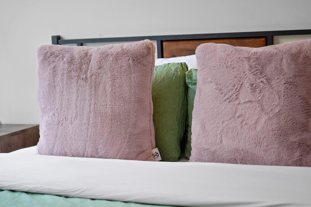 Dazzling By Stadium Downtown With Free Parking Holiday home *